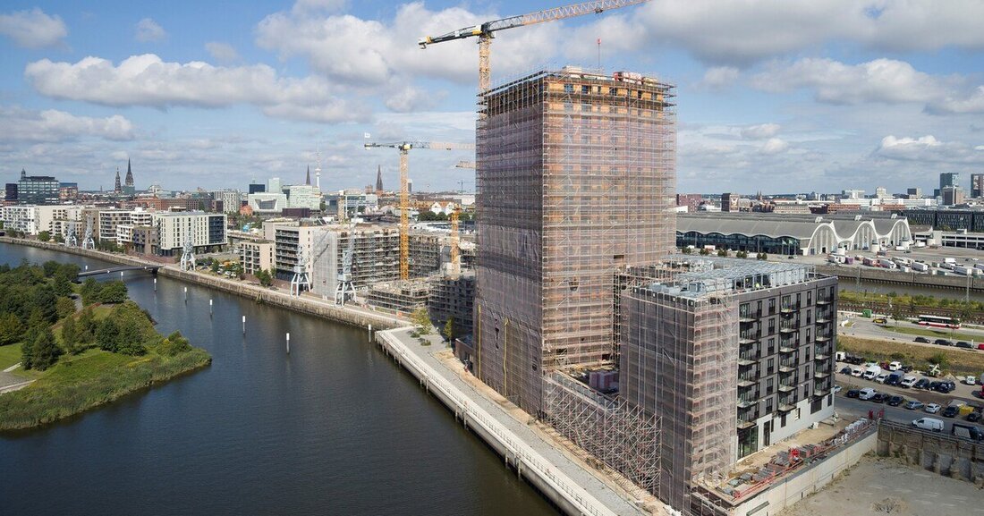Roots, Deutschlands höchstes in Bau befindliche Holzhochhaus im Elbbrückenquartier in Hamburg, wächst nach Plan.