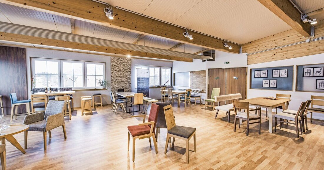 Die Produktion hochwertiger Sessel, Bänke und Tische ist das Kerngeschäft von Grassmann Sessel.