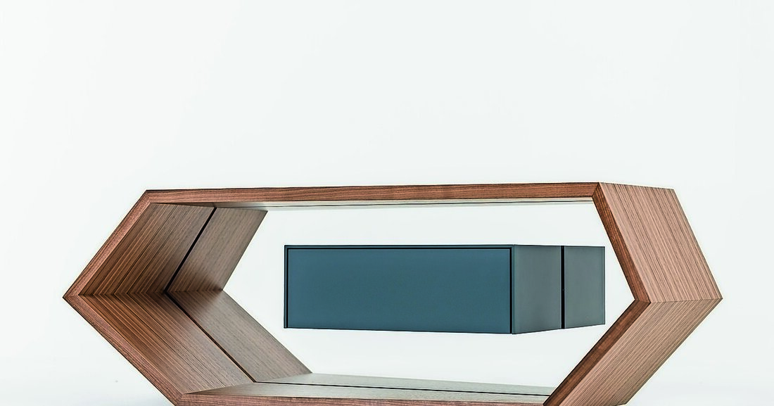 Das Meisterstück Unico der HTBLVA Graz - Ortweinschule zeigt einen Wohnzimmertisch mit schwebender Lade.