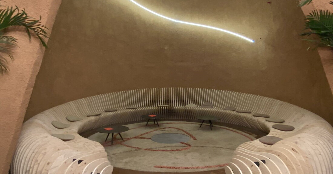 Die Holzbank des Austria-Pavillons der Expo 2020 in Dubai, erstellt von den Schülern der HTL Mödling.