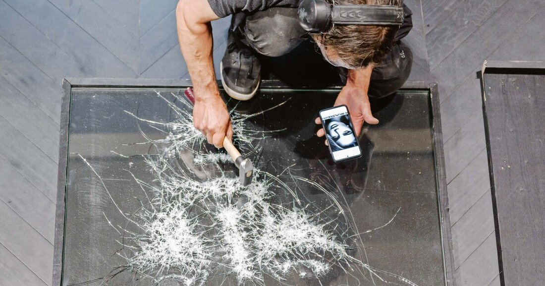 Kann das Zerschlagen von Glas Kunst sein? Ja! Vor allem, wenn man es so macht wie Simon Berger.