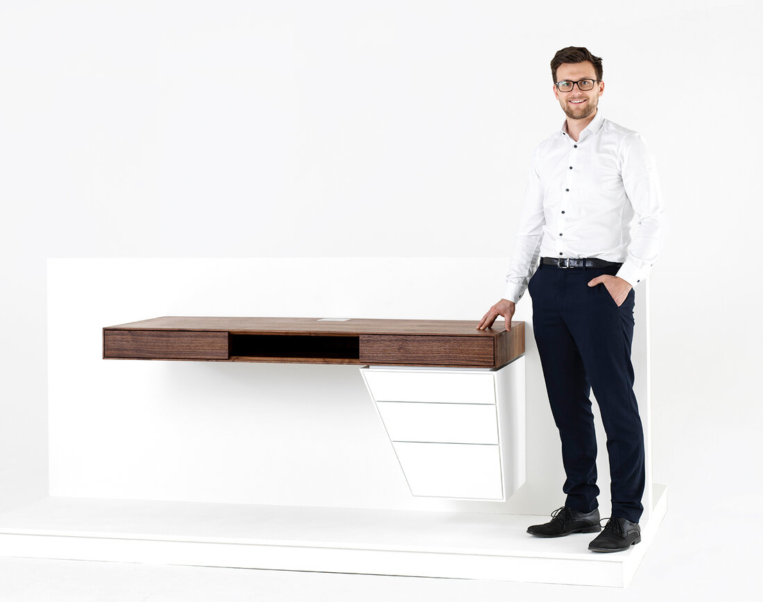 Mit dem zierlichen und dennoch mit ausreichend Stauraum ausgestatteten Meistermöbel von Stefan Aichmaier macht Arbeiten im Homeoffice so richtig Spaß.