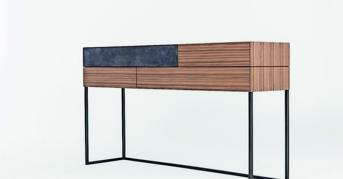 Das Controlboard von Mikael Kreyer von der HTBLVA Graz - Ortweinschule vereint Holz, Leder und Metall in einem Möbelstück.