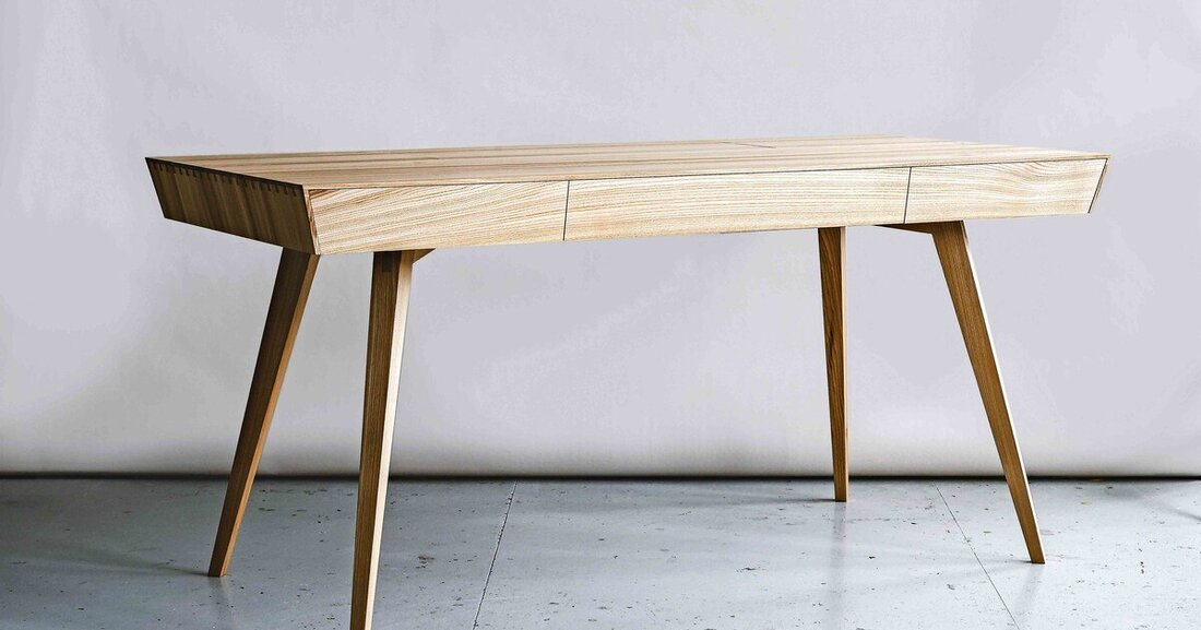 „Klare Linien“ prägen den massiven Rüster-Schreibtisch, das Meisterstück des Vorarlbergers Clemens Sigg.