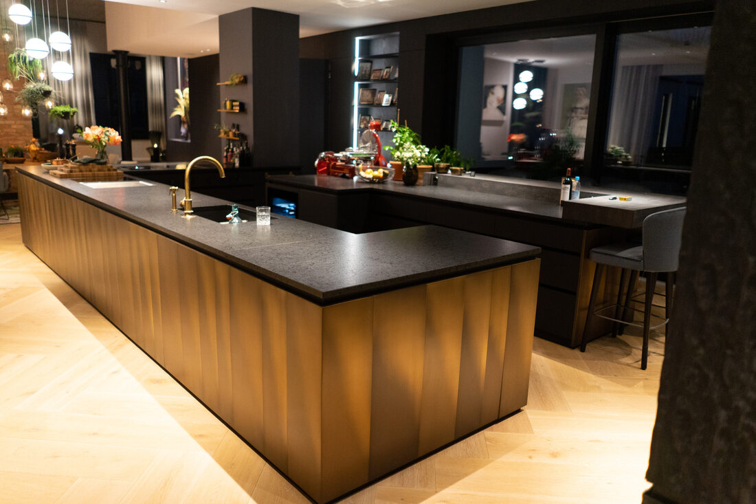 Tiroler Handwerks-Kompetenz ist gefragt im süddeutschen Raum. Diese beweist die Tischlerei Höck in besonderer Weise bei der Einrichtung eines exklusiven Penthauses in München. Vor allem die ungewöhnlichen Materialkombinationen überraschen und ziehen die Blicke auf sich.