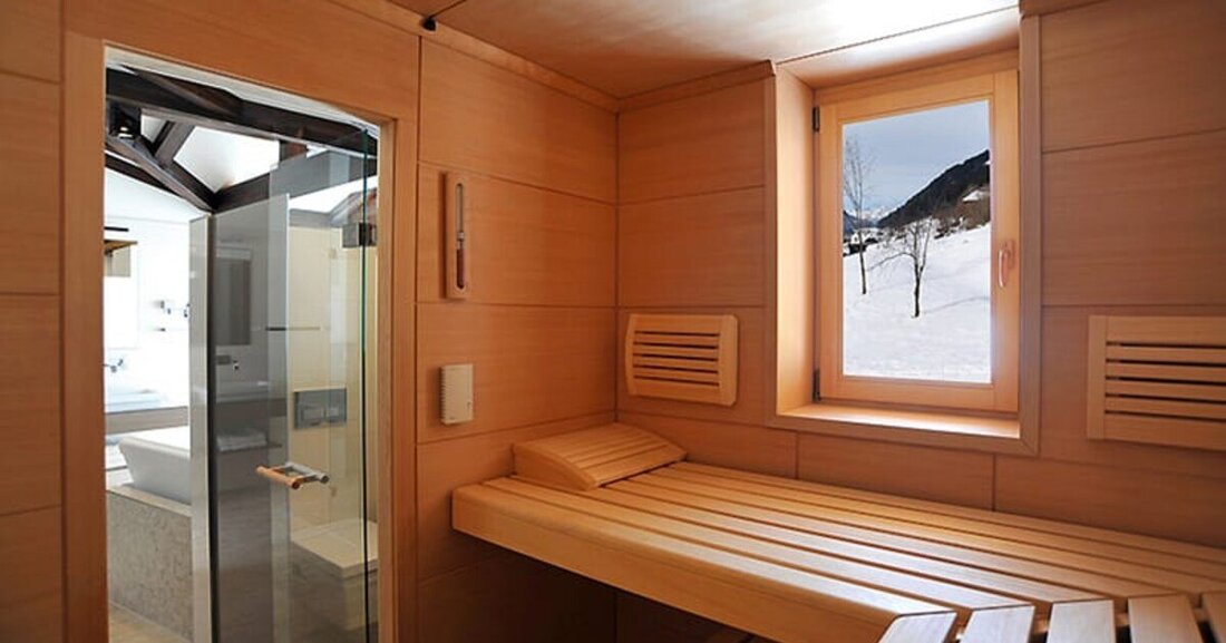 Wer ein Eigenheim besitzt, kann den Traum von einer eigenen Sauna wahr werden lassen, denn ein Badezimmer kann viel mehr sein als nur ein zweckdienlicher Raum für die tägliche Hygiene.