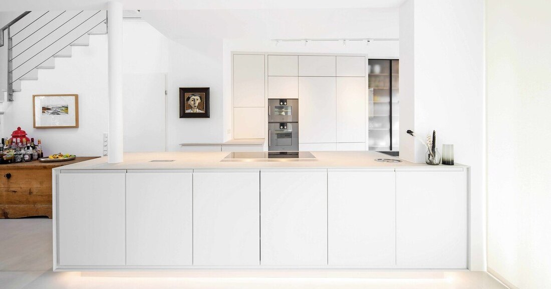 Im Zentrum der von der Tischlerei Ecker runderneuerten Villa steht die weiße Küche, die mit einer raffinierten Materialkombination überrascht.