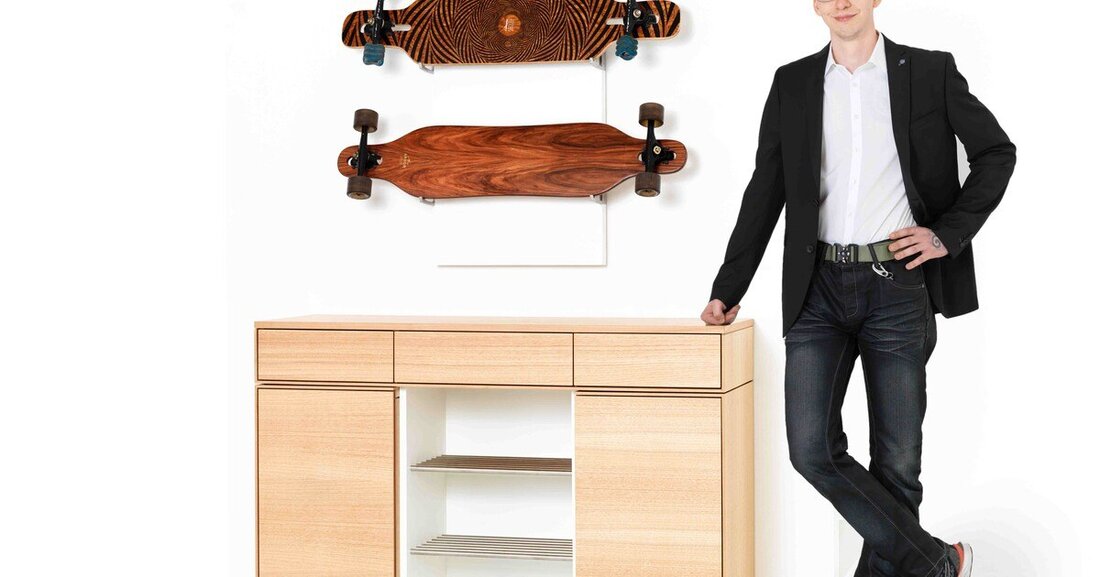 Gernot Buchbergers Meistermöbel sorgt für Ordnung an der Skater-Wand - Präsentationseffekt inklusive.