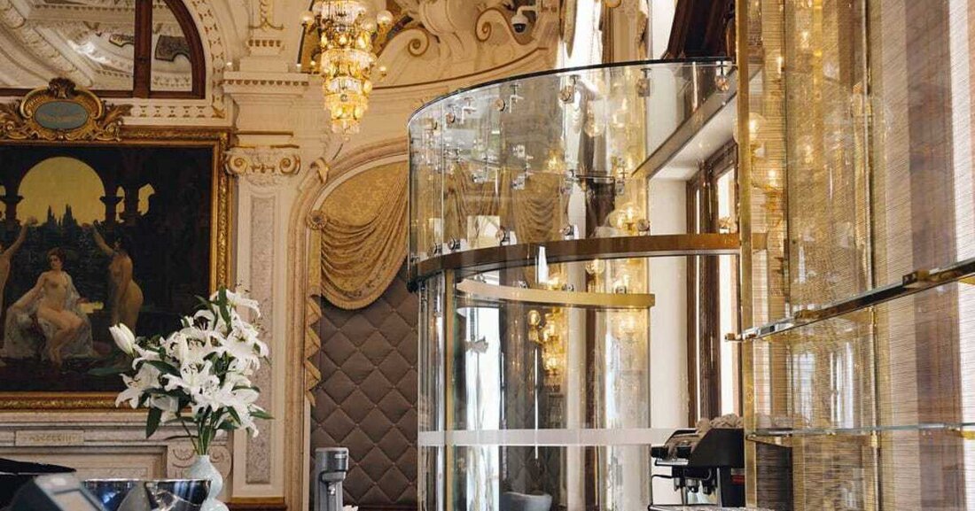 Automatische Glasschiebetürsysteme fügen sich in jede Architektur. Ein Beweis dafür sind Ganzglas-Rundschiebetüren in der schönsten und exklusivsten Spielbank der Welt, dem Casino von Monte Carlo im Fürstentum Monaco.