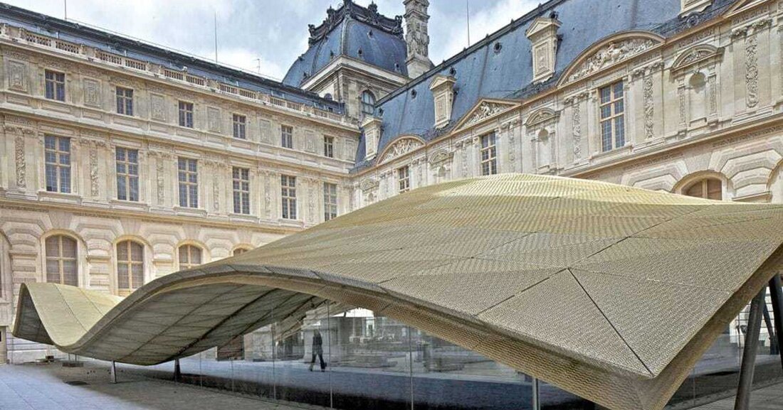 Das Louvre Museum in Paris hat mit einem spektakulären Anbauneuen Raum für die Präsentation islamischer Kunst geschaffen. Elegant und scheinbar schwebend überdacht die Konstruktion aus Glas und Metall den Cour Visconti genannten Innenhof des Louvre.