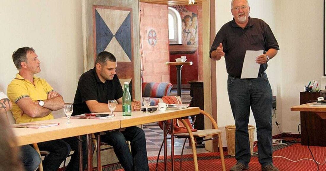 LAP-Pru?ferinnen und -Prüfer haben seit heuer die Möglichkeit, sich als solche zertifizieren zu lassen. Diese Gelegenheit nahmen 22 Prüfer bei einem dreitägigen Seminar in Mattsee wahr.