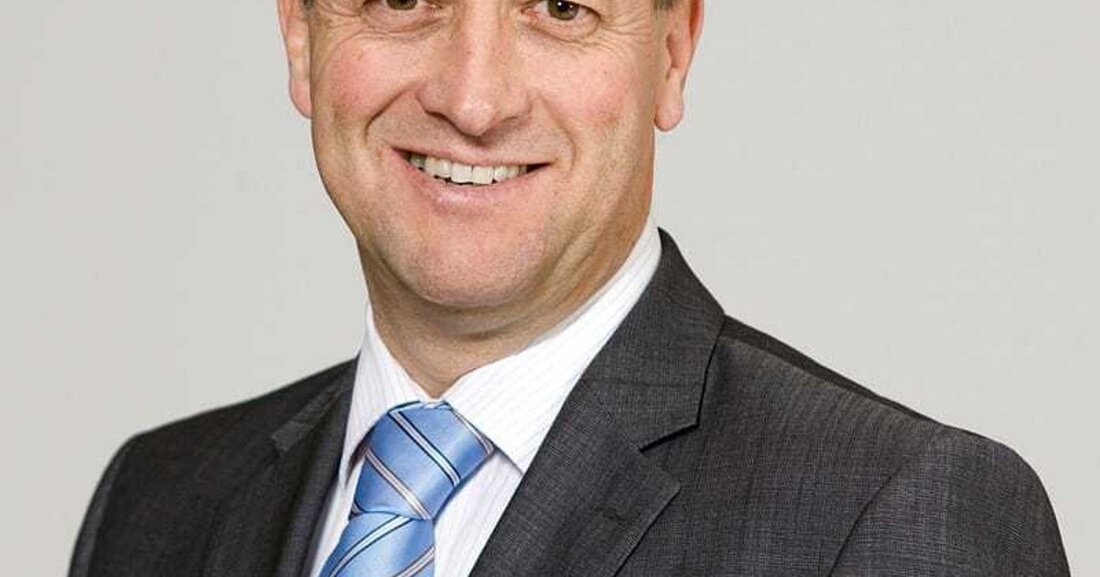 Seit Februar 2014 hat Dr. Burghard Schneider die Leitung der Bystronic glass Gruppe übernommen und folgt André Brütsch als Chief Executive Officer (CEO). Er wird damit gleichzeitig Mitglied der Konzernleitung der Conzzeta AG.