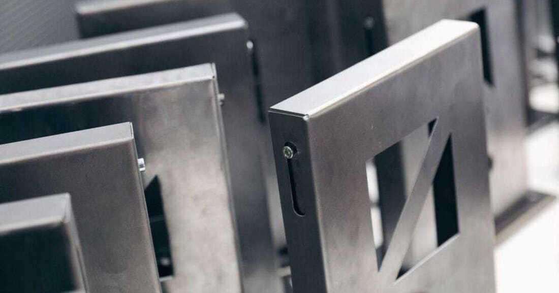 Abkanten und Schwenkbiegen sind tägliche Vorgänge im Metallbau.