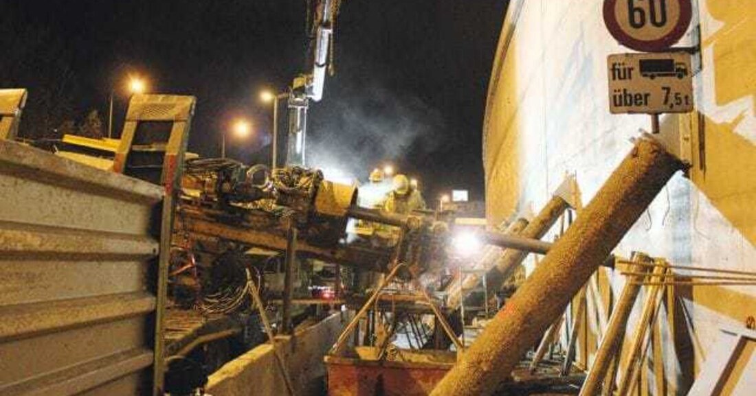 Nach der Überprüfung der Stützmauern auf der A23 war rasches Handeln gefordert. Deren Stand­sicherheit musste durch Rückverankerungen wiederhergestellt werden. 