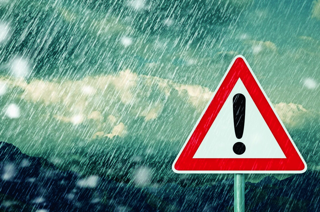 Ein Tiefbauunternehmen saniert einen Kanal, dessen grundsätzliche Entwässerungsleistung einem Starkregenereignis nicht gewachsen ist.