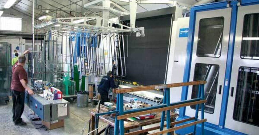 Der englische Isolierglashersteller Peter Crowley erzählt, wie sich sein Wunsch nach einer Isolierglaslinie in seiner kleinen Fabrikhalle erfüllt hat und welche Herausforderungen es dabei zu meistern galt.