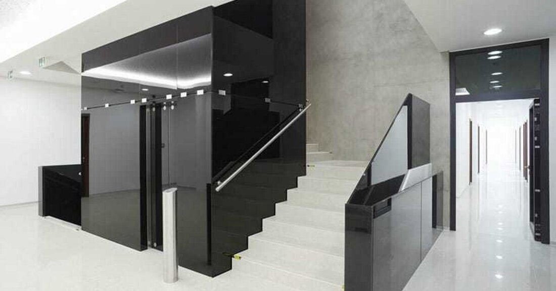 Glasdesign ist ein stark wachsender Sektor, sowohl in der internationalen Objektarchitektur als auch in der Innenarchitektur und der Möbelgestaltung. Immer häufiger werden Farbe, Strukturen und Glas vereint, besondere Texturen und Oberflächen geschaffen und als gestaltete Werkstoffe eingesetzt. Ein Überblick.