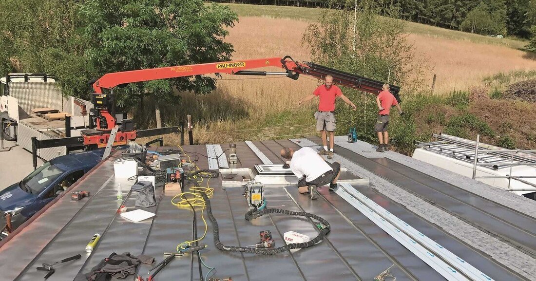 Bei flachgeneigten Dächern unter sieben Grad bestehen oft besondere Ansprüche an die Dichtheit , Windlastsicherheit und an die Lebensdauer der Dacheindeckung. Eine weitgehend unbekannte Lösung: rollennahtgeschweißte Edelstahldächer. Die Geschichte einer er folgreichen Erstdeckung geschweißter Dächer in Österreich.