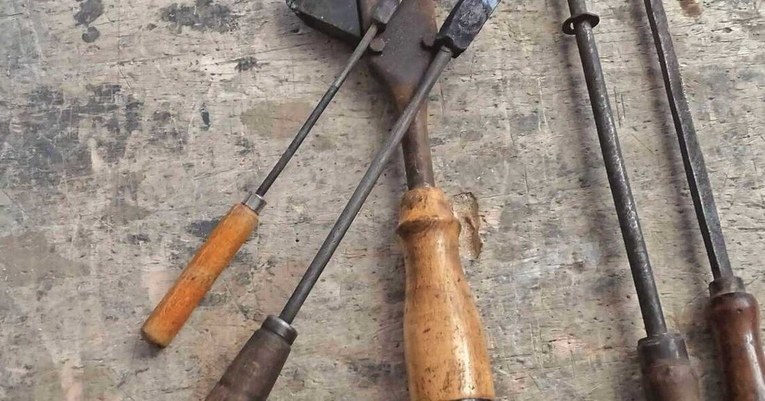 Das Zunftzeichen der Glaser beinhaltet den Glaserdiamant, das Trenneisen, den Hammer und das Kröseleisen – alles Werkzeuge, die der Glaser früher zur Handwerksausführung benötigte. Heute sind das keine Standard-Werkzeuge mehr. Ein Versuch alte Werkzeuge wiederzubeleben überrascht mit guten Ergebnissen.