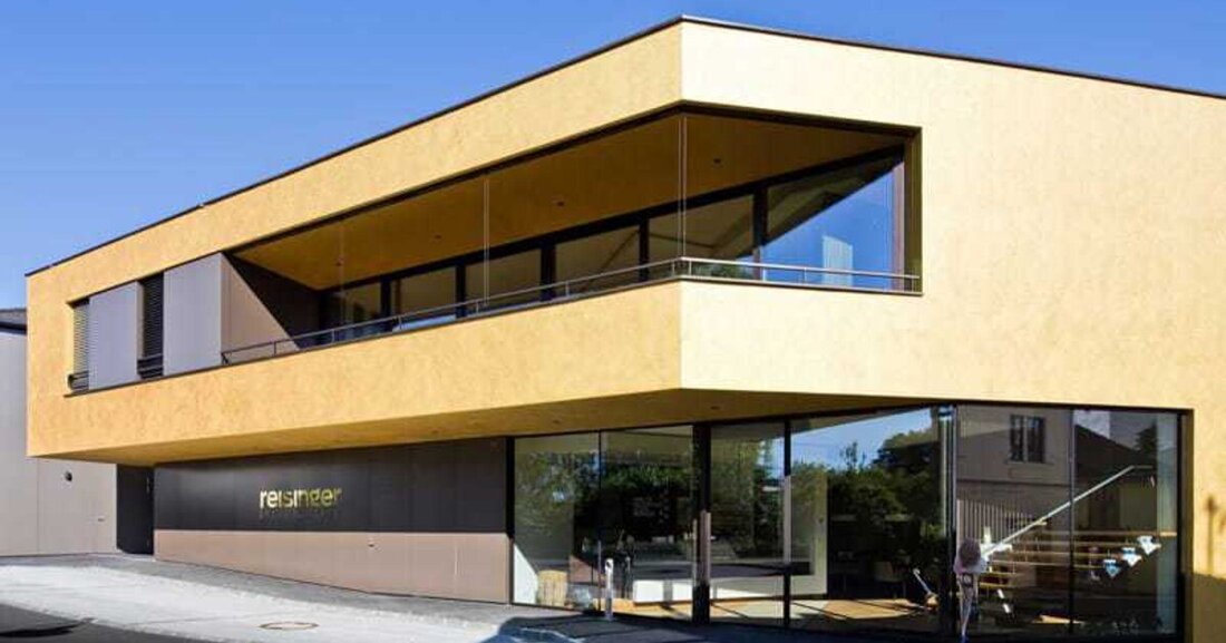 Die Mühlviertler Marktgemeinde Gutau ist seit kurzem um eine bauliche Attraktion reicher: das architektonisch zeitgenössische Gebäude einer Café-Bäckerei mit Goldfassade inmitten dörflicher Bausubstanz. Die exklusive Effekt-Beschichtung mit dem Namen CapaGold kam von Synthesa.