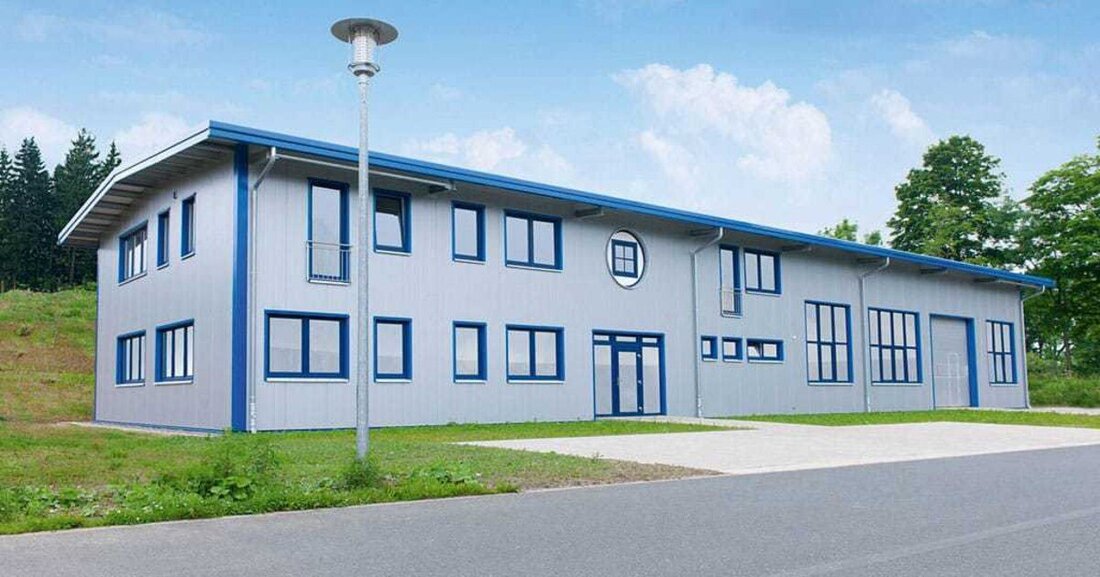 Die moderne Systembauweise mit Stahl ist eine flexible, rohstoff- und materialeffiziente Alternative zum Massivbau. Mit positiver Umweltbilanz sowie teils erheblichen Einsparungen bei den Bauzeiten und -kosten.