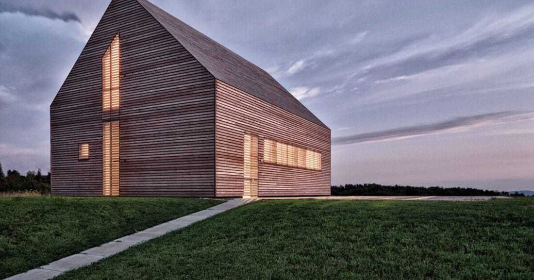 Von Kopf bis Fuß aus Lärchenholz – das Sommerhaus im Südburgenland zeichnet mit seiner markanten Silhouette den Archetypus eines Hauses nach.