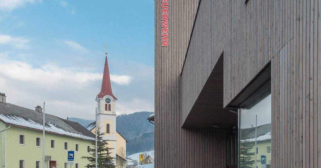 Kurze Bauzeiten, höchste Energieeffizienz, beste Umweltverträglichkeit – das sind die Eigenschaften, die besonders dem Holzbau zugeschrieben werden. Erstmals untersuchte eine aktuelle Studie jetzt auch die wirtschaftlichen Aspekte bei der Verwendung von Holz als Baustoff.