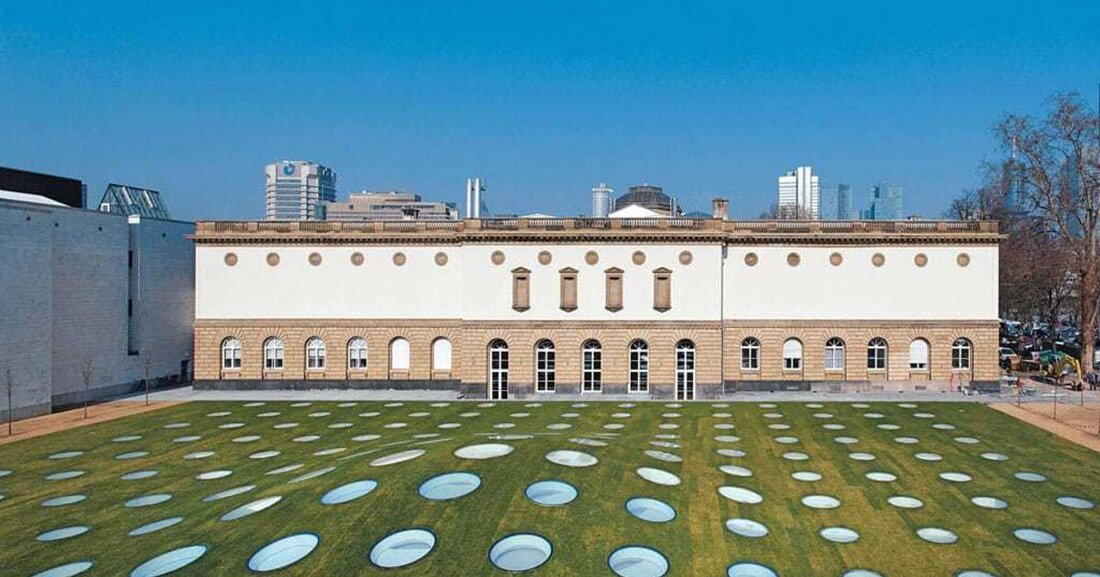 Die ÖNorm B 3691 Planung und Ausführung von Dachabdichtungen in der Ausgabe vom 1. 12. 2012 sagt über das Gefälle Folgendes aus: „Unter dem Begriff Regelgefälle ist die Neigung einer Dachfläche in Falllinie zu verstehen und muss mindestens 2 % aufweisen. Die Erhöhung des Regelgefälles gegenüber den vor 1. 12. 2012 gültigen Normenwerken beträgt somit 0,2 %." Dies betrifft grundsätzlich massive Bauteile, wo es zu keiner weiteren Formänderung im Untergrund kommt. Achtung: Unter Formänderung ist beispielsweise auch die Durchbiegung des Untergrundes unter nutzungsbedingter Belastung zu verstehen.