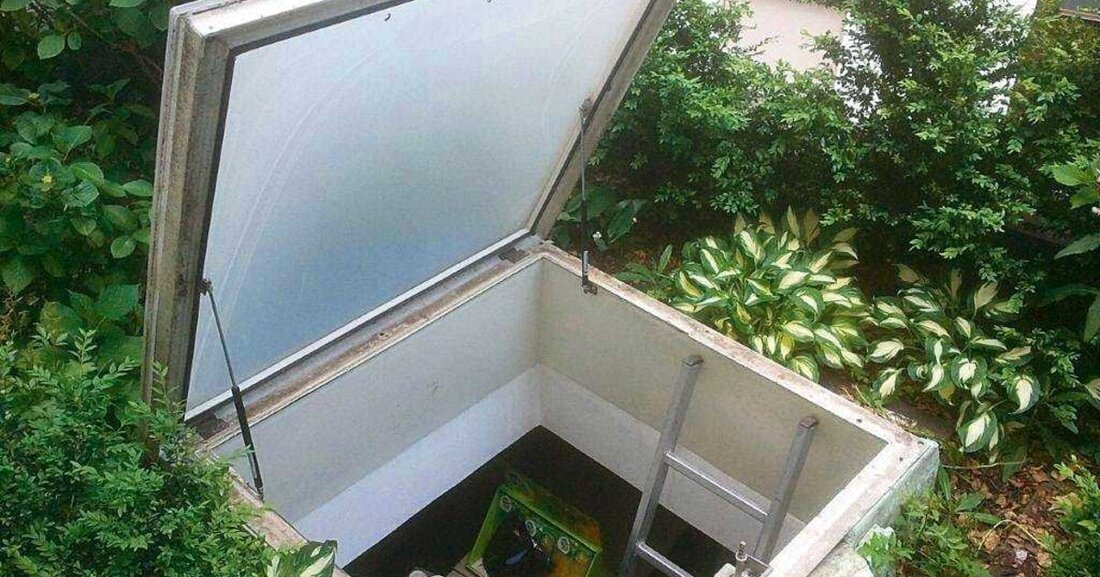 Für Ausstiege auf Flachdächer werden gern öffenbare Lichtkuppeln eingebaut. Ing. Werner Linhart erörtert, für welche Zwecke diese sinnvoll und zulässig sind und wie solche Ausstiege zu sichern sind.