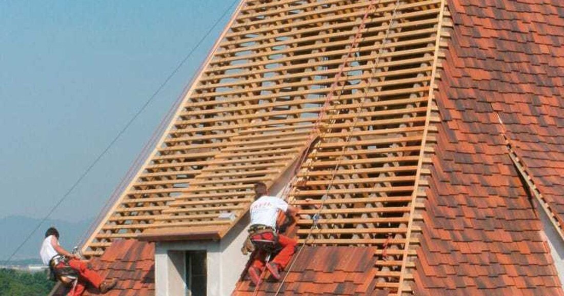 Der Zahn der Zeit hat auch am historischen Juwel Schloss Ebreichsdorf im südlichen Niederösterreich genagt. Kürzlich musste das desolate Dach saniert werden. Mit handwerklichem Können und den richtigen Produkten erstrahlt das Dach nun in neuem „alten" Glanz.