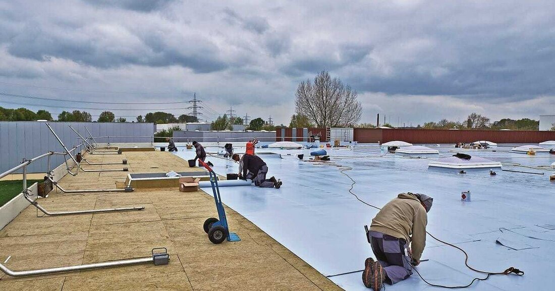 Im Rahmen der kontinuierlichen Dachinspektionen am Standort der Kukko-Werkzeugfabrik im deutschen Hilden wurden an drei Dachflächen Schäden festgestellt. Statt diese zu reparieren, entschied sich der Inhaber für die Erneuerung der Dachabdichtung. So mussten im Frühjahr 2017 insgesamt 7.200 Quadratmeter Flachdachfläche bei laufender Produktion erneuert werden.