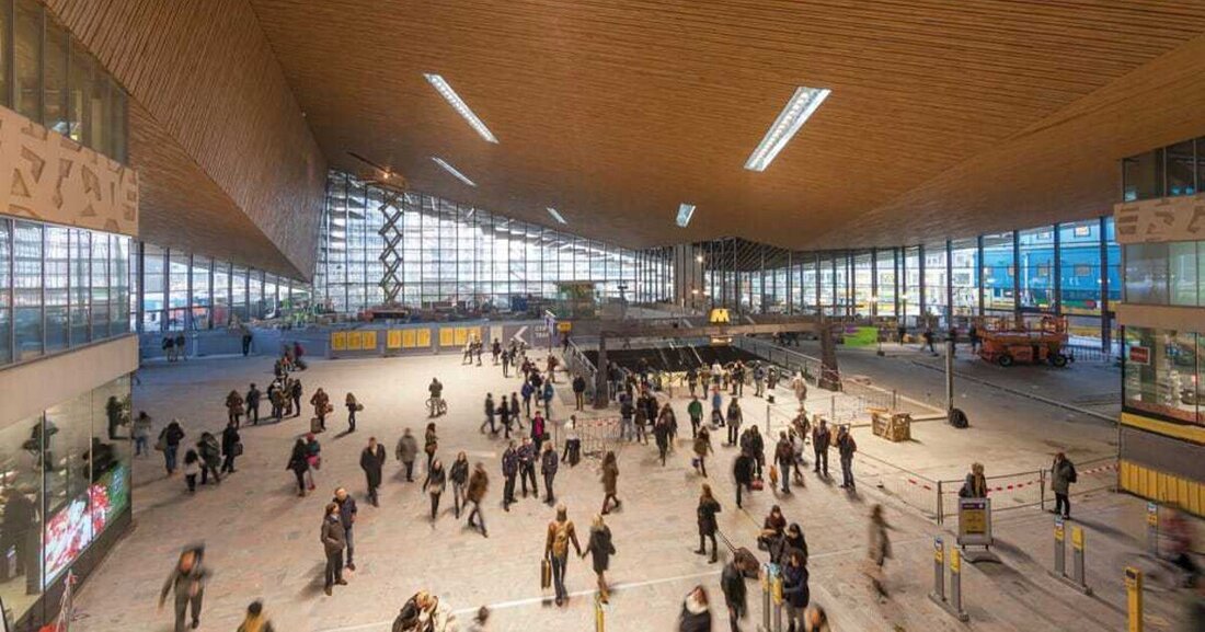 Was für Benthem Crouwel mit der Bahnhofstation des Amsterdamer Flughafens Schiphol begann, ist in der ­Zwischenzeit zu einem Lebenswerk des Büros geworden. Ein Bahnhof an sich sei keine komplizierte Typologie, da es nur zwei Arten von Bahnhöfen gebe, wie Jan Benthem gegenüber seinen Zuhörern immer wieder betont: Kopfbahnhöfe oder Durchgangsbahnhöfe. Angesichts der Tatsache, wie scheinbar reibungslos die Errichtung der von Benthem Crouwel geplanten Bahnhöfe abläuft, fragt man sich, wie dieses Büro mit derartig komplexen und langwierigen Projekten umgeht.