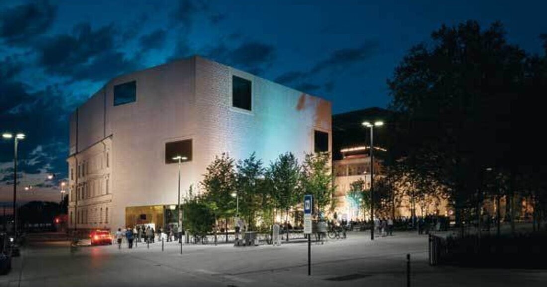 Nach vierjähriger Umbauphase öffnete das „vorarlberg museum“ in Bregenz am 21. Juni wieder seine Pforten. Entworfen vom Bregenzer Architekturbüro Cukrowicz Nachbaur bildet das Museum nun einen Höhepunkt in der städtischen Kulturlandschaft. Für die anspruchsvolle Beleuchtung der verschiedenen Museumsbereiche wählten die Planer eine projektspezifische Lichtlösung von Zumtobel.