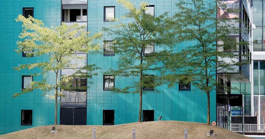 Die Wohnbauförderung in ihrer heutigen Form gilt Raumplanern längst als Triebfeder der Zersiedlung. Ökologen stufen sie als umweltkontraproduktiv ein, für Sozialexperten mangelt es ihr an sozialer Treffsicherheit, ­Ökonomen halten sie für eine ineffiziente Gießkannenförderung, und für Föderalismuskritiker ist sie ein Zeichen des ­fortschreitenden bundespolitischen Machtverlusts. Trotzdem bleibt alles so, wie es ist. Über ein Paradebeispiel für ­Misswirtschaft, Ignoranz und Reformverweigerung in Österreichs Politik – leider nicht das einzige.