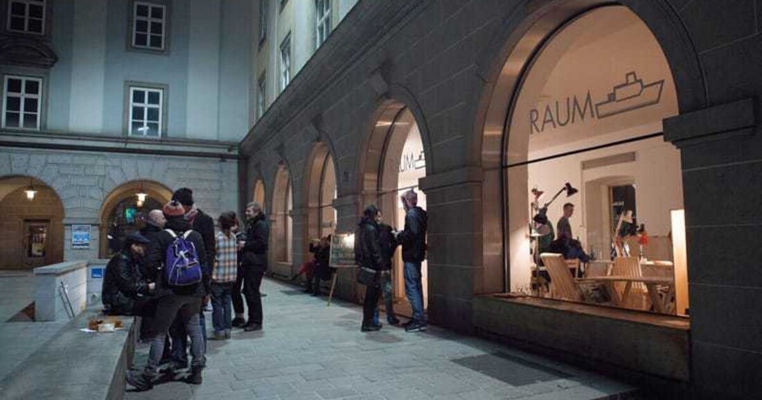 Dass es bei einer Architekturveranstaltung mit den Worten „alt" und „neu" im Motto um Vergangenheit und ­Zukunft geht, ist klar und wichtig. Entscheidend für die Entwicklung unserer baulichen Umgebung ist jedoch das kleine Stückchen Gegenwart dazwischen: das Jetzt aktiven Handelns. Ganz besonders liegt das den zahlreichen Initiativen und Akteuren um das Thema Leerstand und Zwischennutzung am Herzen, die im Rahmen der diesjährigen Architekturtage in mehreren Bundesländern Programmpunkte gestalten.