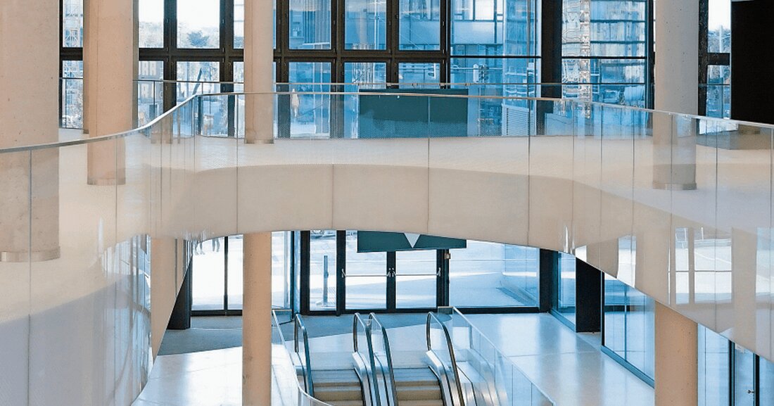 THE ICON VIENNA // Die Signa Real Estate Management GmbH baut mit dem Icon Vienna einen Bürokomplex mit angeschlossenen Geschäft s- und Restaurantfl ächen, der aus drei Türmen besteht und einen direkten Zugang zum Wiener Hauptbahnhof hat. Architektonisch überzeugen die Gebäude durch ihre angenehme Erscheinung, die nicht zuletzt dadurch entstanden ist, dass die Planer großen Wert auf gute Detaillösungen legten.