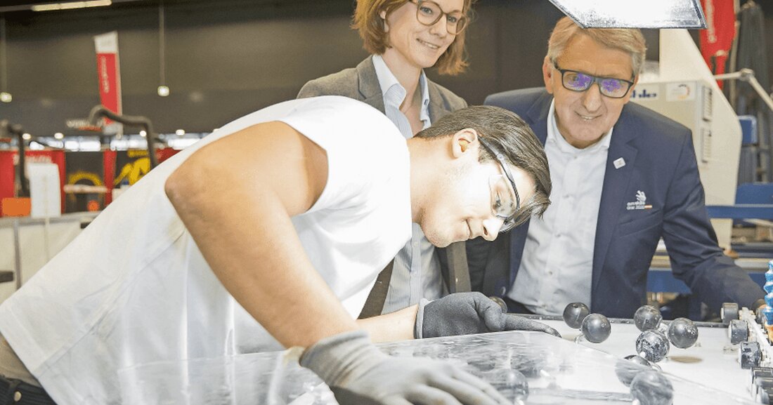 Im Zweijahresrhythmus finden die offiziellen Österreichischen Staatsmeisterschaften der Berufe, die AustrianSkills, statt. Die Glasbautechniker nahmen im November das erste Mal daran teil. Eine mehr als erfolgreiche Premiere, die Franz Schreibmaier als Team-Trainer und Geschäft sführer des Silber-Sponsors Bohle für uns zusammengefasst hat.