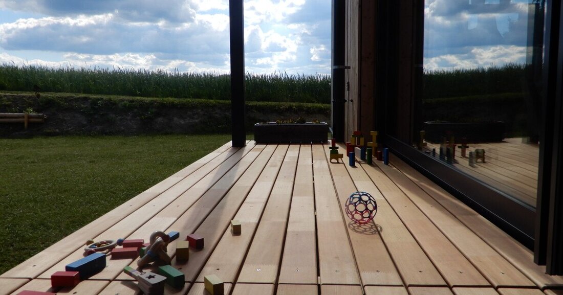 Zahlreiche Faktoren nehmen Einfluss auf die Optik und die Lebensdauer von Massivholzterrassen.