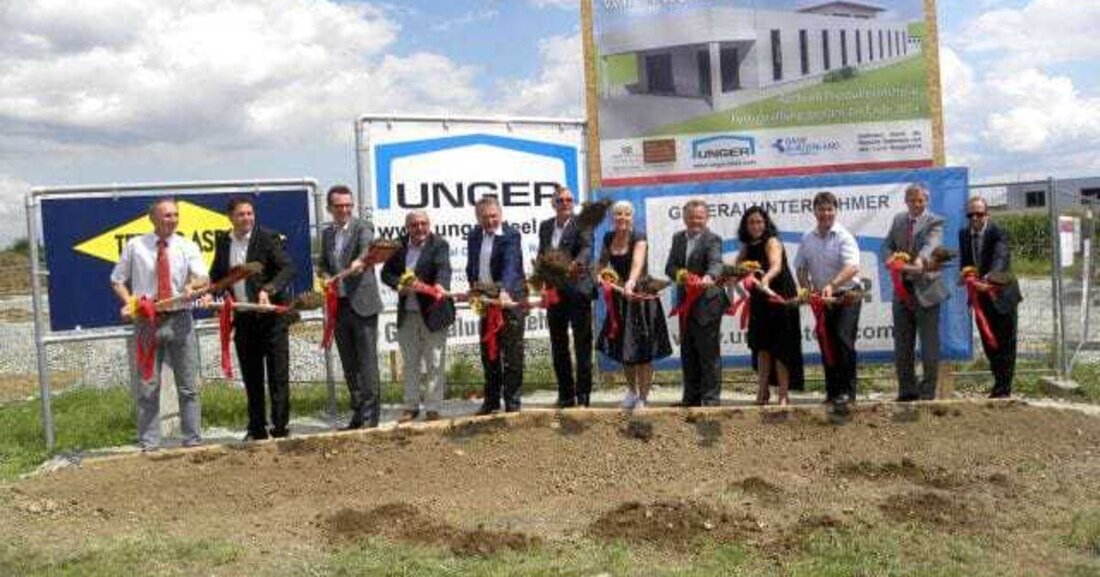 Fünf Monate hat die Unger Steel Group für den Bau einer Produktionshalle und eines aufgesetzten Penthouse Zeit. Der Auftrag kam von Redwell Manufaktur GmbH.