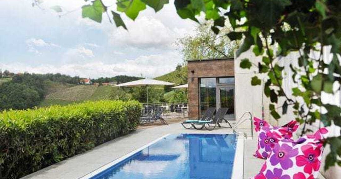 Direkt an der Südsteirischen Weinstraße gelegen, bietet ein neues Hotel mit eigenem Seerosenteich und OutdoorPool Ruhe und naturnahe Entspannung.