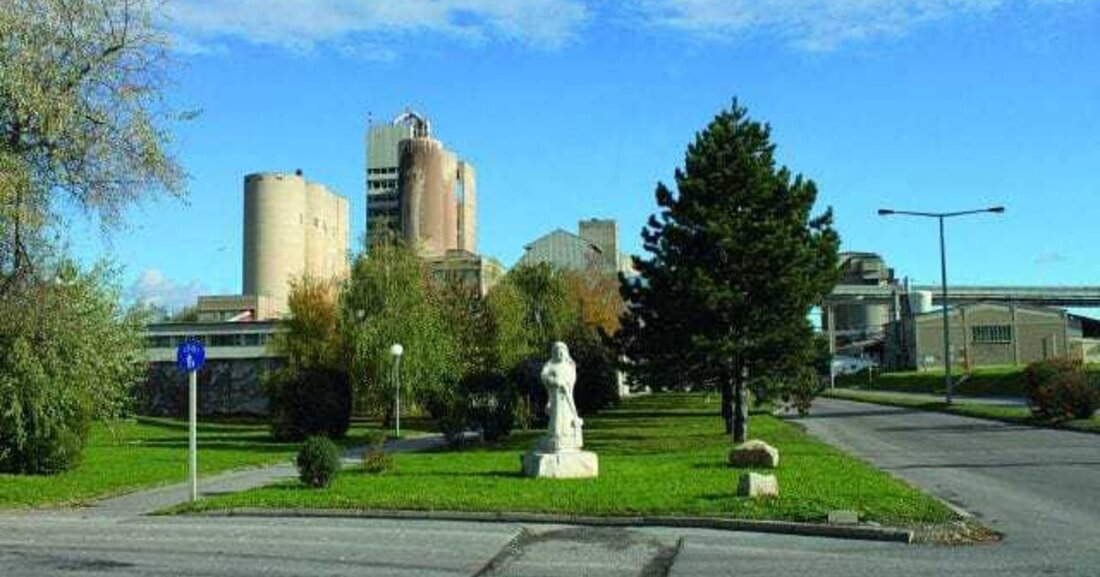 Ein Zementwerk bewegt pro Stunde rund 1.200 Tonnen Material. Gestein wird gemahlen, geschmolzen, ­gelagert, vermischt und schlussendlich als Zement verkauft. 