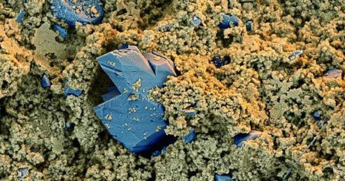 Zeit ist Geld – erst recht auf der Baustelle. Damit die A1 nicht zu lange für den Verkehr gesperrt bleibt, kam bei der Sanierung der Betonfahrbahn ein Erhärtungsbeschleuniger zum Einsatz. 