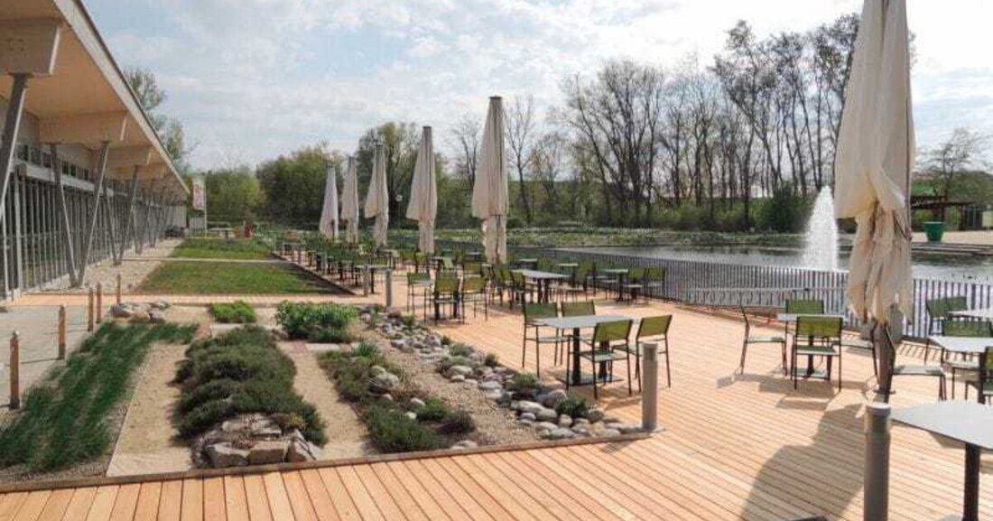 Mit der Erfindung der Silikatfarbe durch Adolf-Wilhelm Keim und deren Patentierung 1878 wurde ein Meilenstein im Bereich der Anstrichstoffe gesetzt. Silikatfarben begleiten die Architekturgeschichte des 20. und 21. Jahrhunderts: vom Historismus über den Jugendstil und das Bauhaus bis zu den spektakulären dekonstruktivistischen Bauwerken der Gegenwart. Sie begeistern seit Generationen Architekten, Handwerker und Künstler, und finden überall dort Anwendung, wo hohe ästhetische, gesundheitliche und bauphysikalische Ansprüche an Architektur und Farbe gestellt werden. Aus gestalterischer, ökologischer wie auch aus bauphysikalischer Sicht gewinnt die richtige Wahl des Oberflächenmaterials zunehmend an Bedeutung. Algenbildung auf WDVS, frühzeitiges Abwitterungsverhalten, Verschmutzungsneigung von Anstrichen, Feuchtehaushalt von Fassaden, Schimmel,..