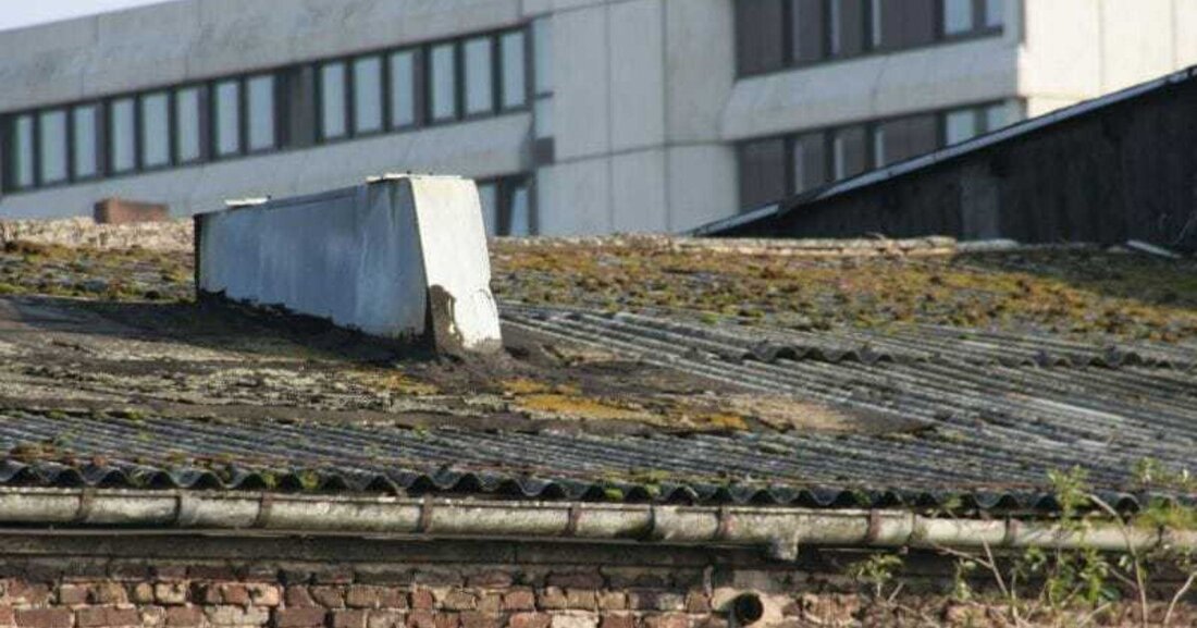 Nur regelmäßige Pflege und Instandhaltung oder auch eine Sanierung tragen langfristig zur Werterhaltung eines Gebäudes bei. Leider wird – bei Hausbesitzern und Dachhandwerkern – die früher regelmäßig durchgeführte Kontrolle heute sehr vernachlässigt. Ein Aufruf zum Umdenken und zur besseren Pflege von Steildächern.