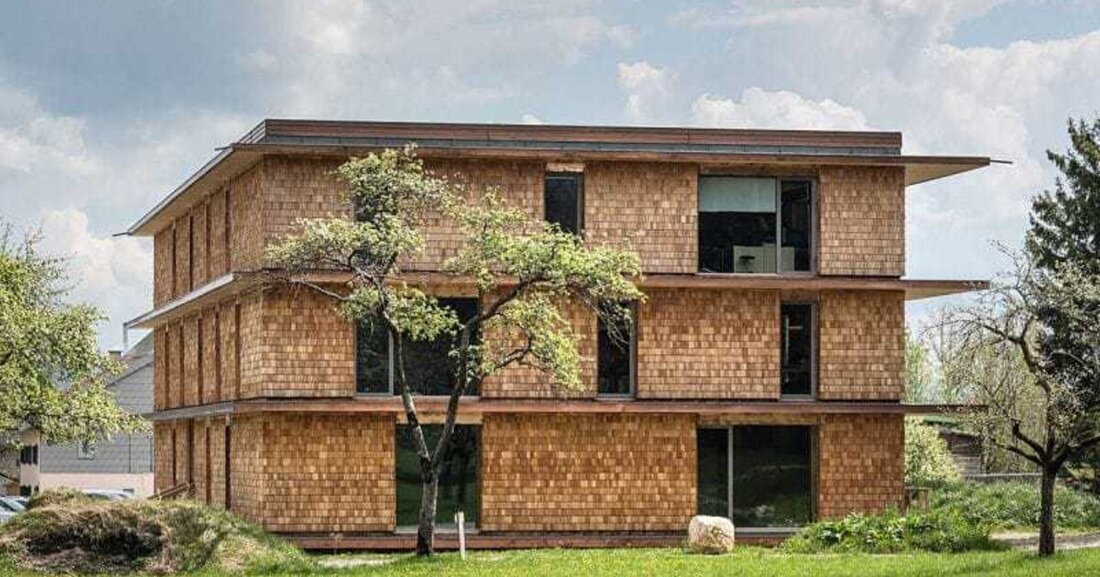 Beim Bau ihres neuen Firmensitzes im Salzburger Thalgau griff das Team von sps-architekten auf eine Vollholzkonstruktion in Kombination mit einem Massivbaukern als tragendes Rückgrat zurück.