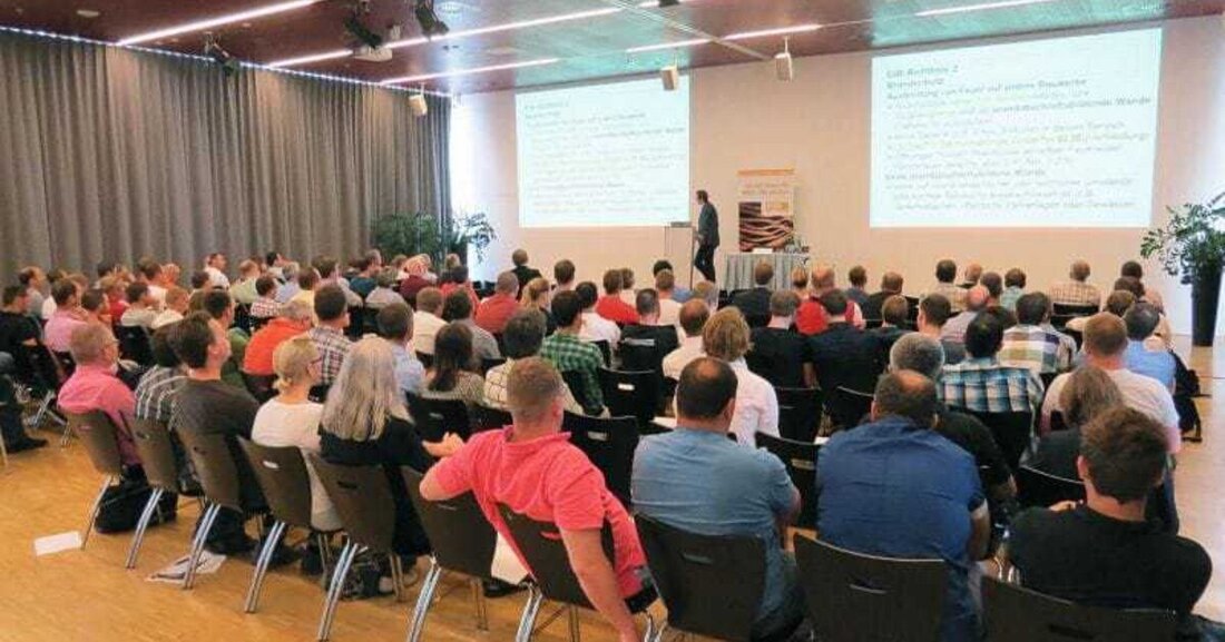Bei der Fachveranstaltung des Möbel- und Holzbau-Clusters konnten sich am 12. Juni 130 Teilnehmer im Messezentrum Wels über die allgemeinen Änderungen der OIB-Richtlinie 2 und die daraus resultierenden Auswirkungen auf den Holzbau in Oberösterreich informieren. Eine Zusammenfassung der wichtigsten Inhalte.