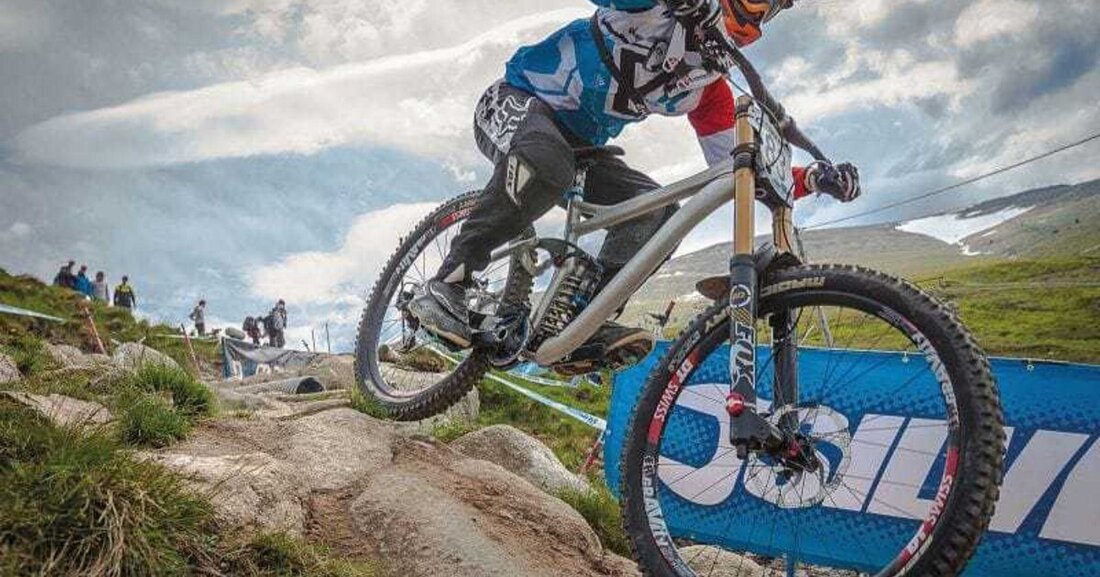 Er ist wahrscheinlich der schnellste Glaser in Österreich: Manuel Gruber fliegt mit seinem Downhill-Bike über alle Strecken der Welt. 