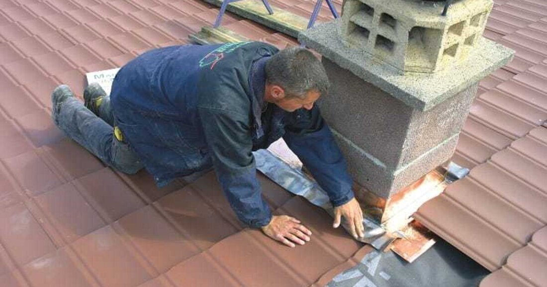 An allen Stellen, an denen die Dachhaut endet oder sie von Bauteilen durchbrochen wird, muss die Konstruktion sorgfältig angepasst und die handwerkliche Ausführung besonders akribisch ausgeführt werden.  