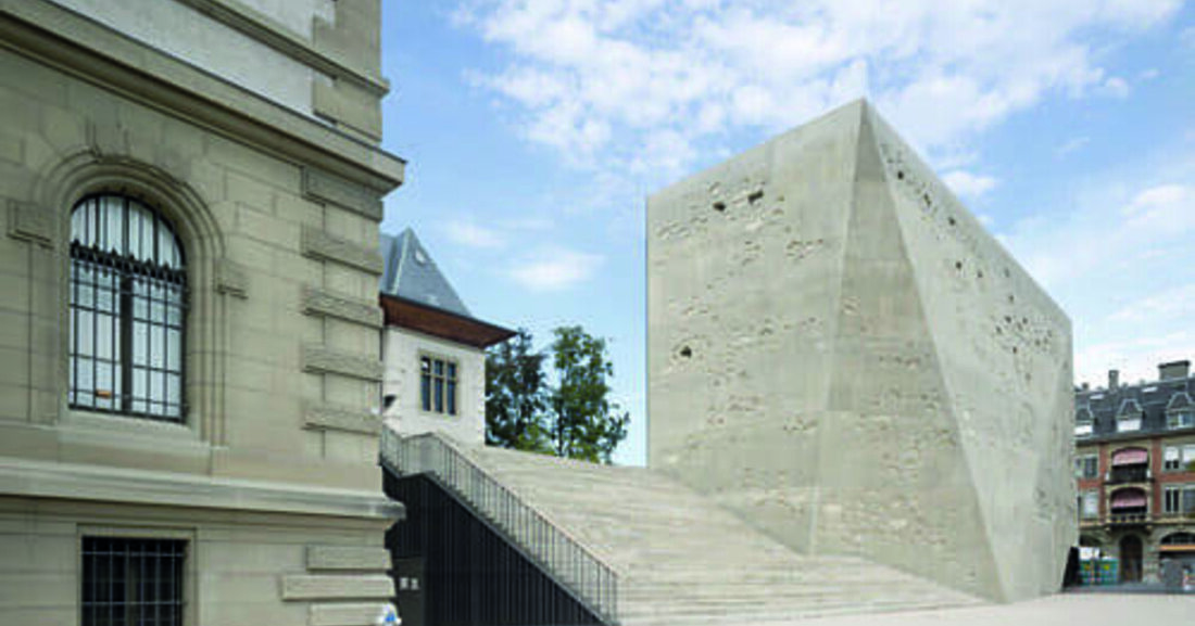 Die Wanderausstellung „Swisspositions:33“ tourt seit zwei Jahren durch die Welt, derzeit macht sie in Innsbruck im Treppenhaus des Welzenbacher’schen Kühlschiffs des ehemaligen Adambräu Station. 