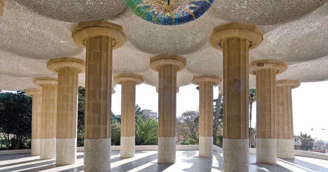 Experimenteller Architekt, dazu Designer „avant la lettre“: Mit diesen Beschreibungen würde man Antoni Gaudí nicht unbedingt charakterisieren. Und doch ist dies zutreffend. 